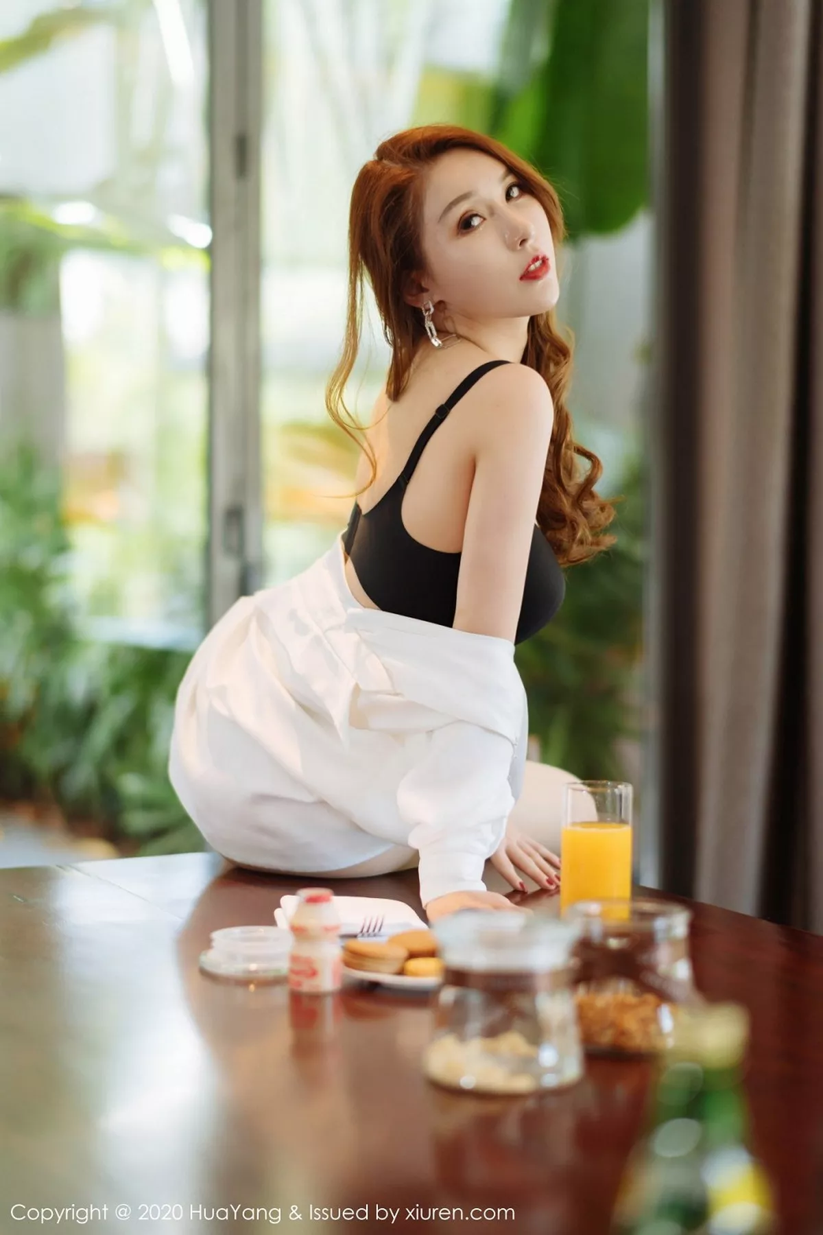 秀人集.com_[HuaYang花漾]Vol.266_女神Egg-尤妮丝三亚旅拍私房白衬衫配肉丝裤袜秀完美身材诱惑写真64P