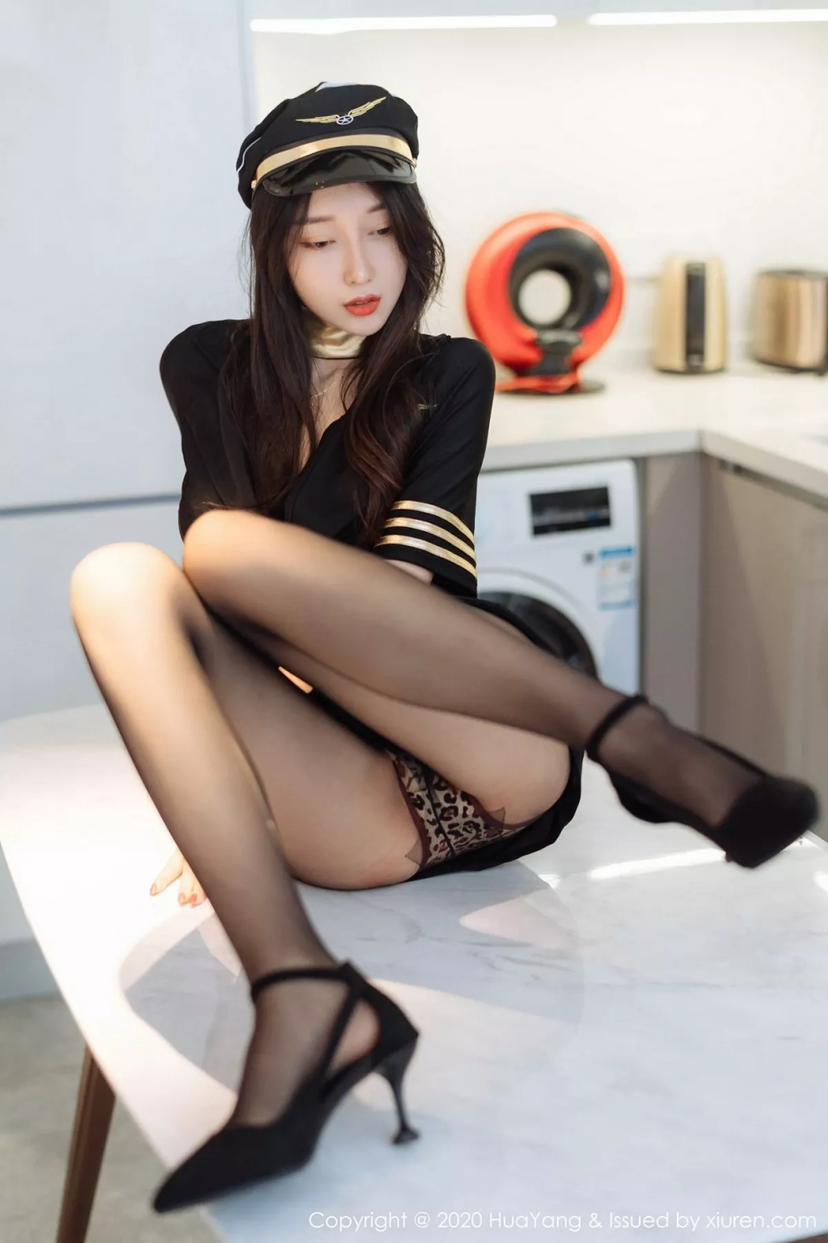 秀人集.com_[HuaYang花漾]Vol.269_嫩模玥儿玥er机长制服主题黑丝裤袜秀豹纹内裤极致诱惑写真73P