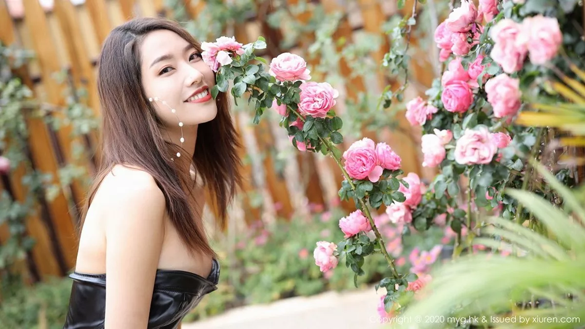秀人集.com_[MyGirl美媛馆]Vol.444_嫩模方子萱大理旅拍私房黑色皮质连身裙配黑丝极致魅惑写真104P