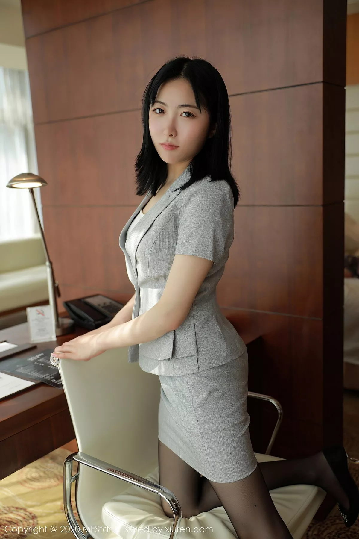 秀人集.com_[MFStar模范学院]Vol.366_嫩模林小艺职场职业OL主题性感黑丝裤袜秀美腿诱惑写真55P