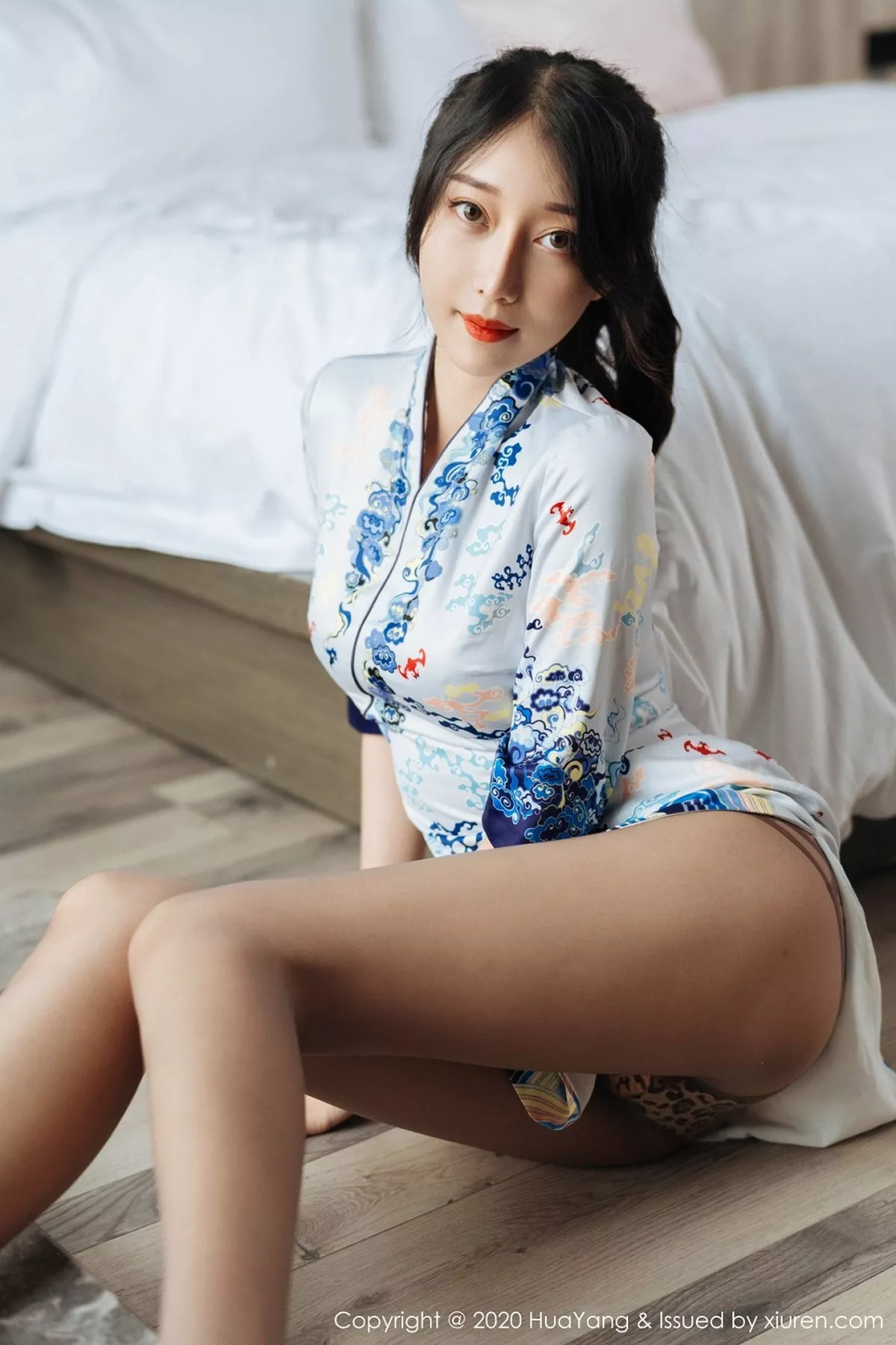 秀人集.com_[HuaYang花漾]Vol.274_嫩模玥儿玥er私房典雅旗袍半撩露豹纹内裤惹火诱惑写真72P
