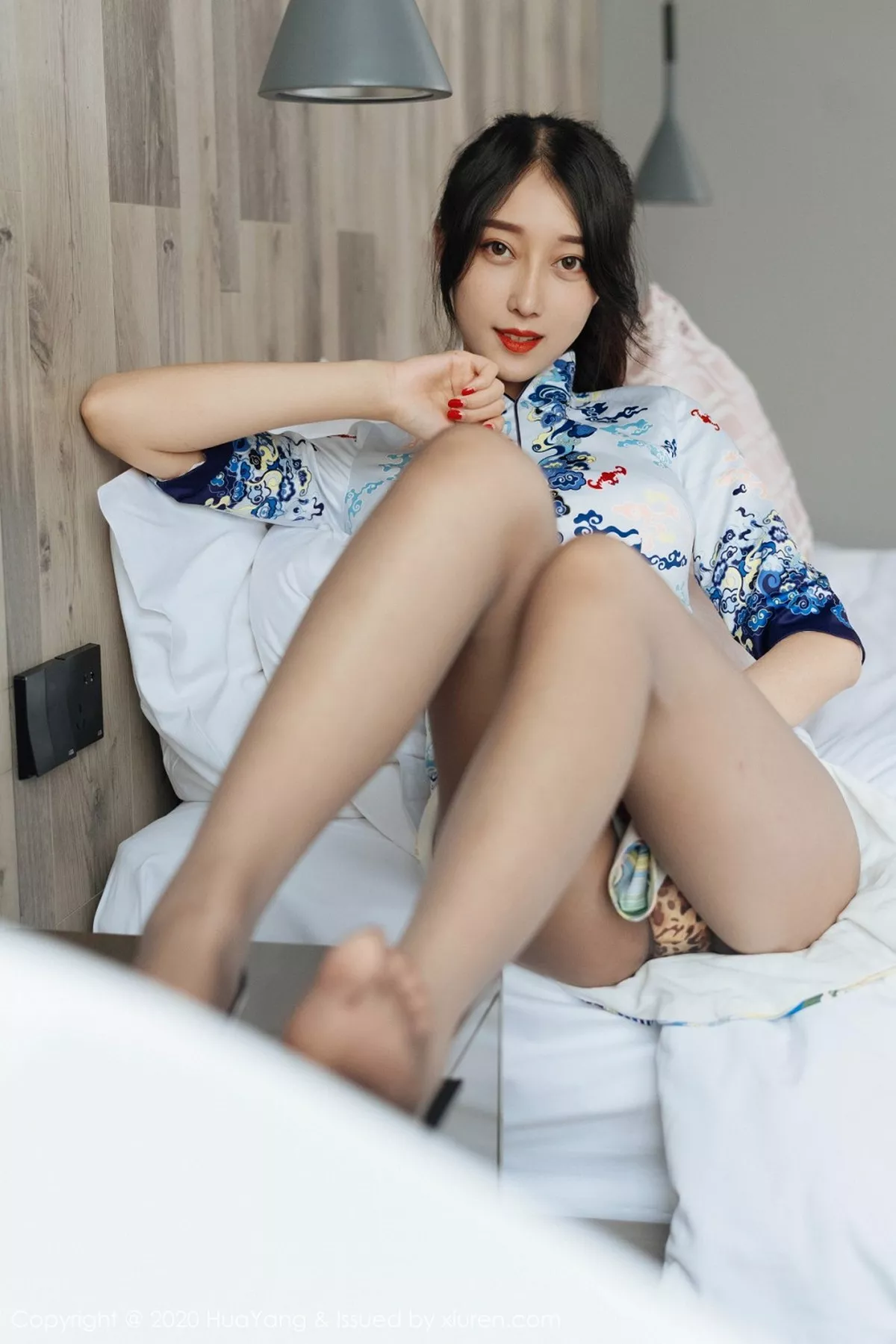 秀人集.com_[HuaYang花漾]Vol.274_嫩模玥儿玥er私房典雅旗袍半撩露豹纹内裤惹火诱惑写真72P