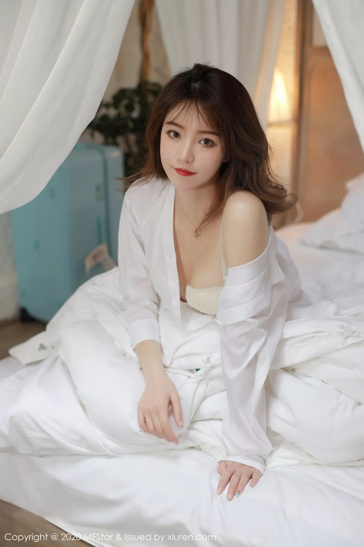 秀人集.com_[MFStar模范学院]Vol.369_嫩模yoo优优大理旅拍性感白衬衣配白丝袜秀完美身材诱惑写真64P