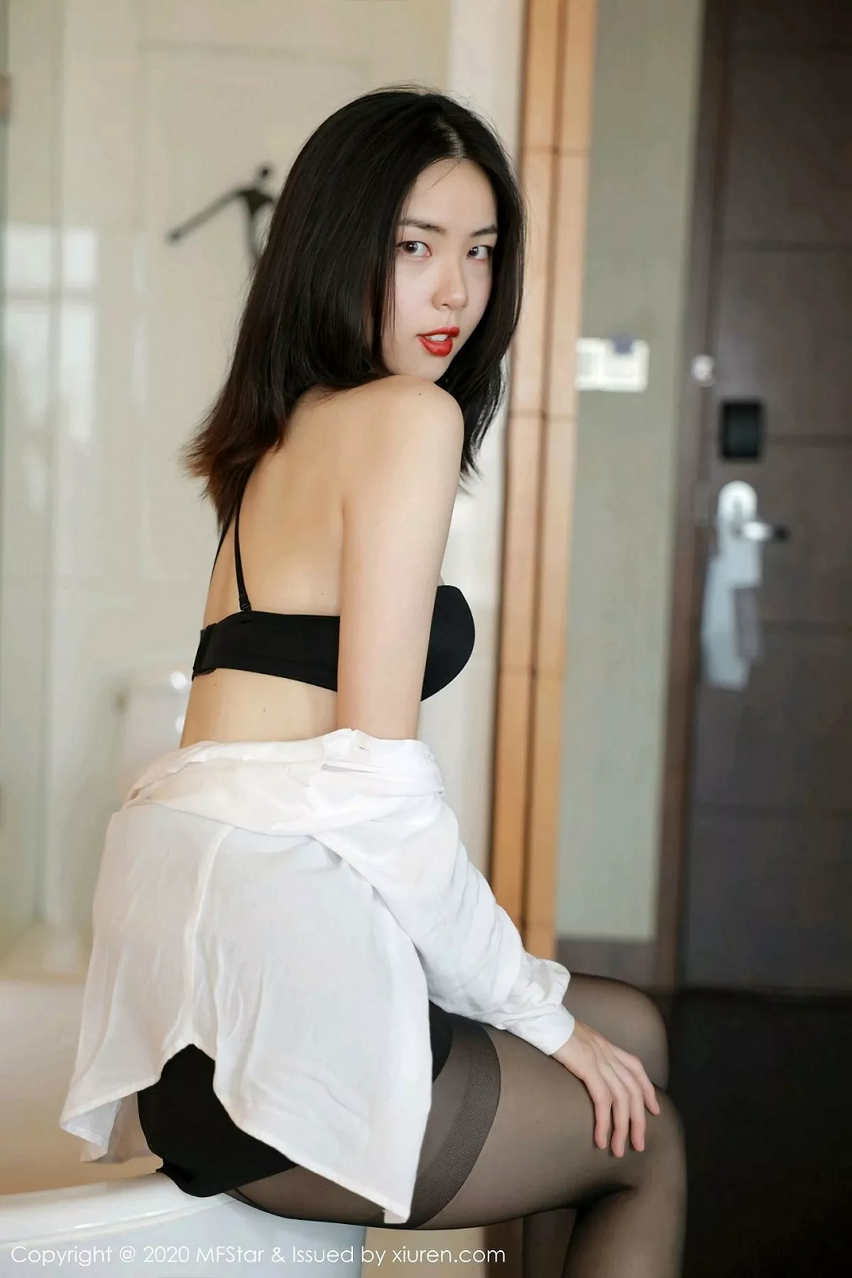 秀人集.com_[MFStar模范学院]Vol.371_嫩模噜噜妞儿经典职场0L主题黑短裙配黑丝裤袜诱惑写真56P