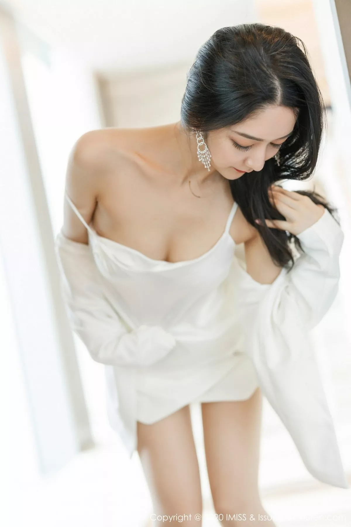 秀人集.com_[IMISS爱蜜社]Vol.484_女神Angela小热巴私房性感白色睡裙配肉丝裤袜撩人诱惑写真73P