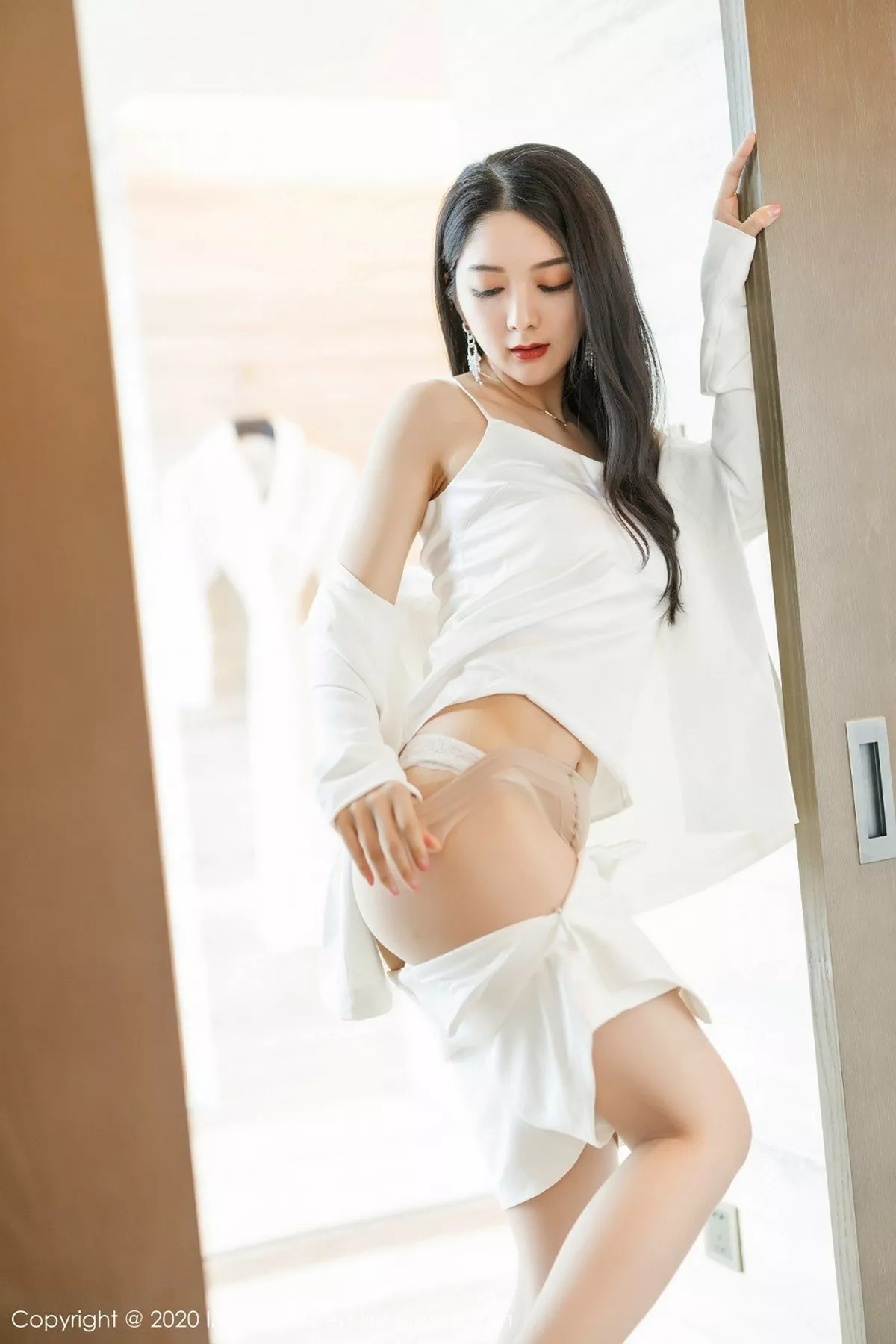 秀人集.com_[IMISS爱蜜社]Vol.484_女神Angela小热巴私房性感白色睡裙配肉丝裤袜撩人诱惑写真73P