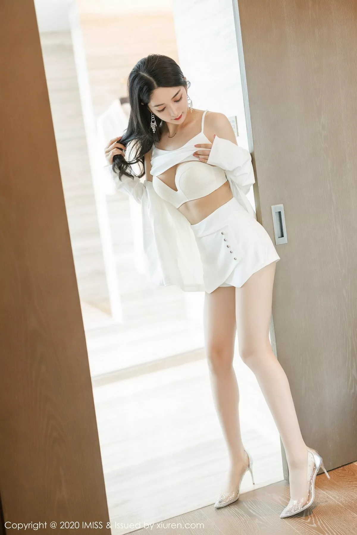 秀人集.com_[IMISS爱蜜社]Vol.484_女神Angela小热巴私房性感白色睡裙配肉丝裤袜撩人诱惑写真73P