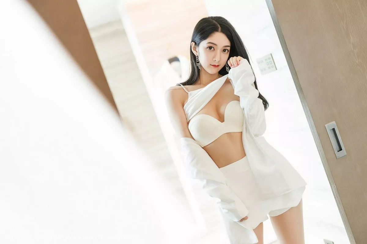 秀人集.com_[IMISS爱蜜社]Vol.484_女神Angela小热巴私房性感白色睡裙配肉丝裤袜撩人诱惑写真73P
