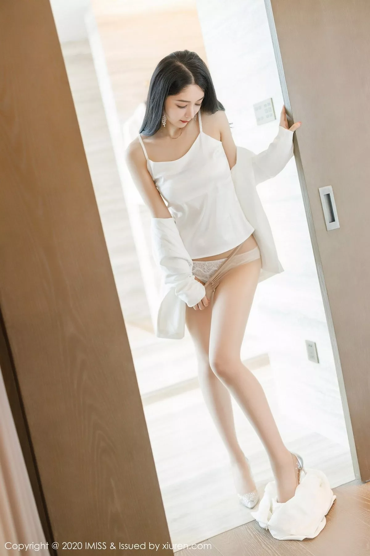 秀人集.com_[IMISS爱蜜社]Vol.484_女神Angela小热巴私房性感白色睡裙配肉丝裤袜撩人诱惑写真73P