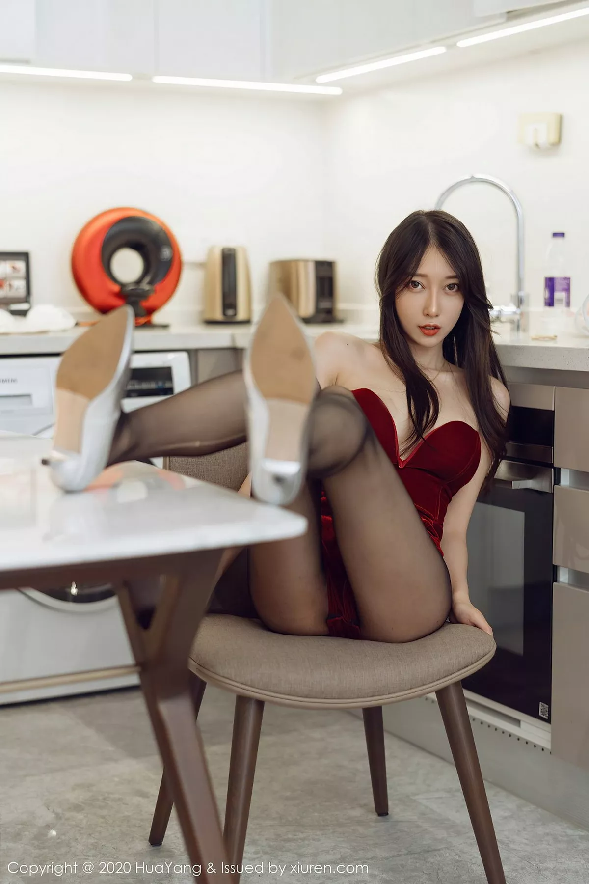 秀人集.com_[HuaYang花漾]Vol.284_模特玥儿玥er酒红色典雅礼裙配黑丝裤袜秀完美身材诱惑写真71P