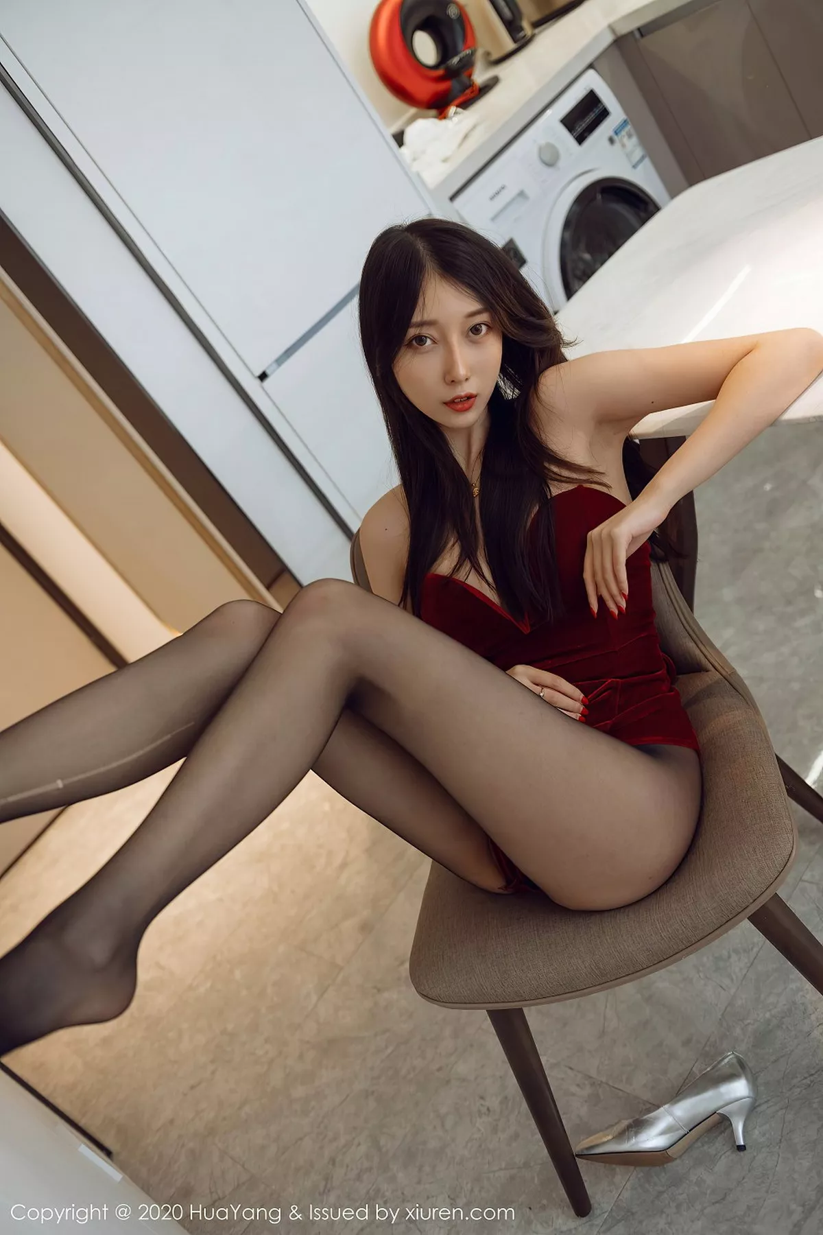 秀人集.com_[HuaYang花漾]Vol.284_模特玥儿玥er酒红色典雅礼裙配黑丝裤袜秀完美身材诱惑写真71P