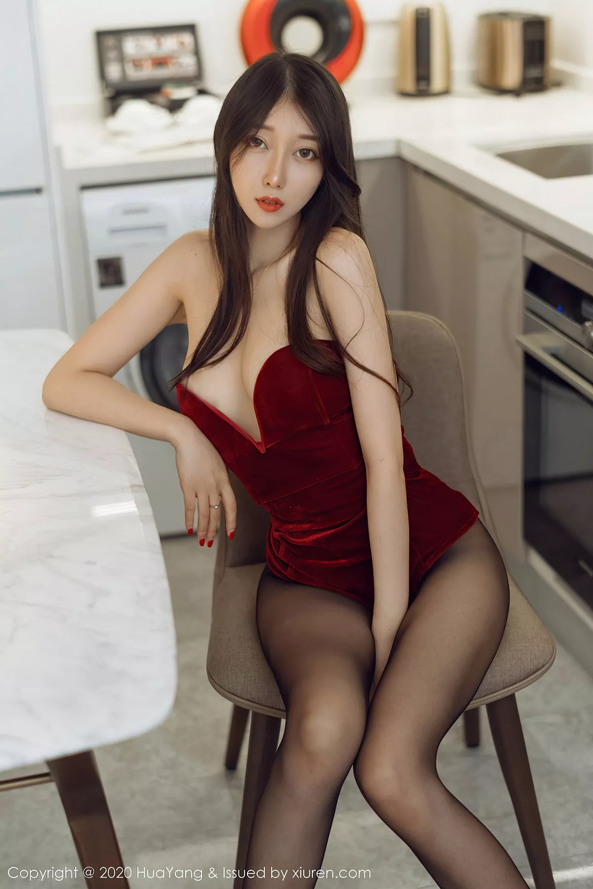 秀人集.com_[HuaYang花漾]Vol.284_模特玥儿玥er酒红色典雅礼裙配黑丝裤袜秀完美身材诱惑写真71P