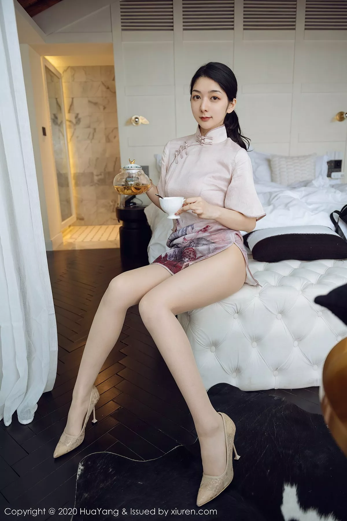 秀人集.com_[HuaYang花漾]Vol.285_女神Angela小热巴云南旅拍典雅吊裙+古韵旗袍完美诱惑写真60P