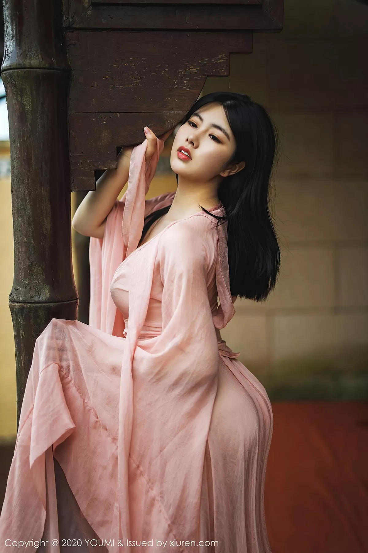 秀人集.com_[YouMi尤蜜荟]Vol.523_女神娜露Selena西双版纳旅拍轻薄粉色长裙秀傲人豪乳诱惑写真89P