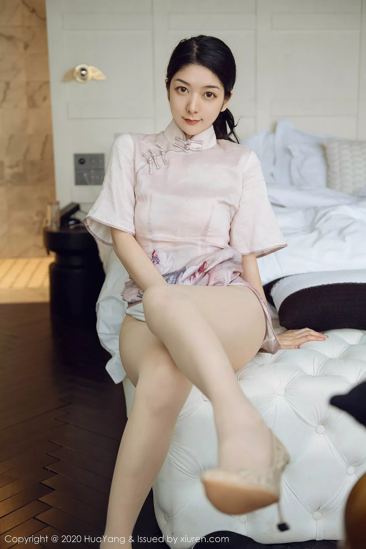 秀人集.com_[HuaYang花漾]Vol.285_女神Angela小热巴云南旅拍典雅吊裙+古韵旗袍完美诱惑写真60P