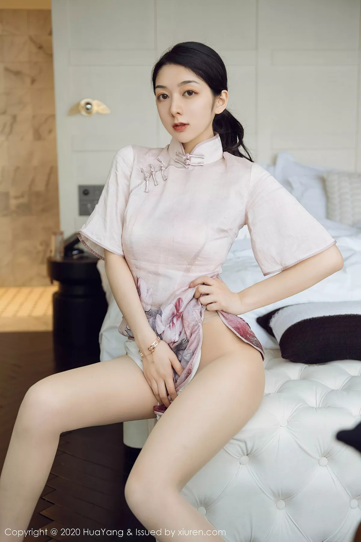 秀人集.com_[HuaYang花漾]Vol.285_女神Angela小热巴云南旅拍典雅吊裙+古韵旗袍完美诱惑写真60P