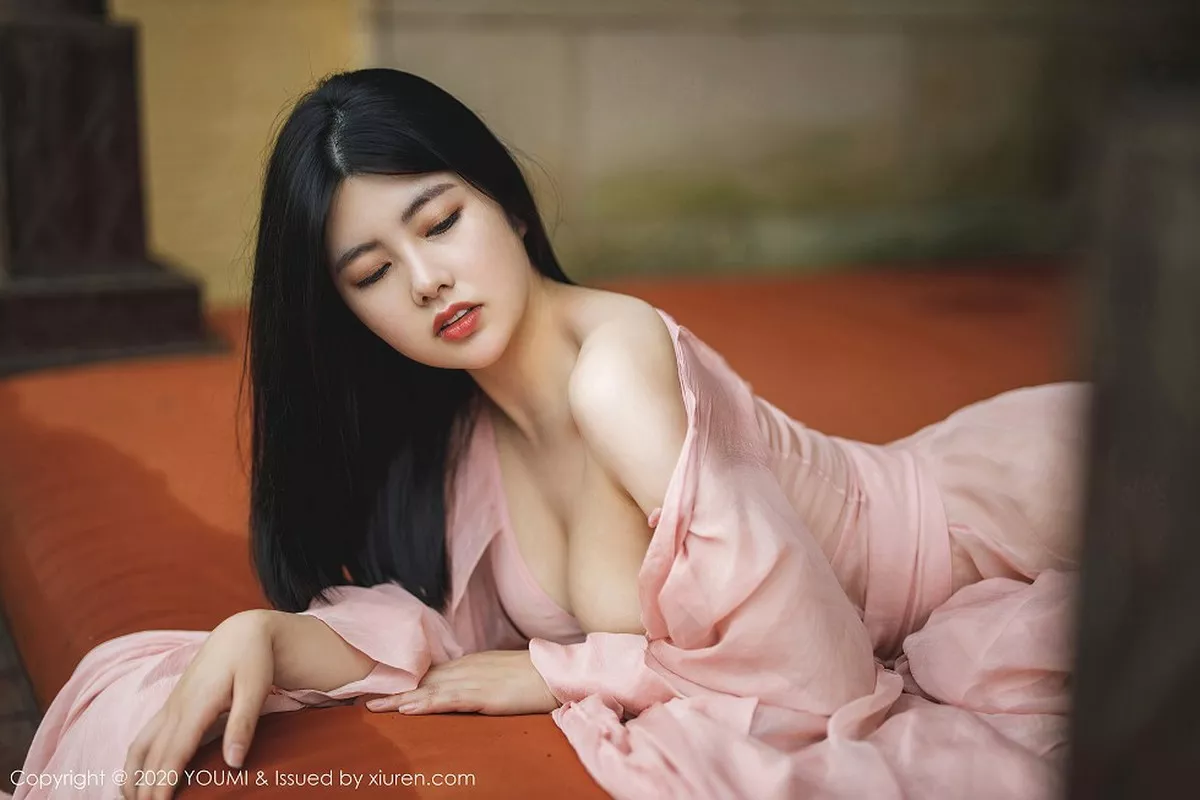 秀人集.com_[YouMi尤蜜荟]Vol.523_女神娜露Selena西双版纳旅拍轻薄粉色长裙秀傲人豪乳诱惑写真89P