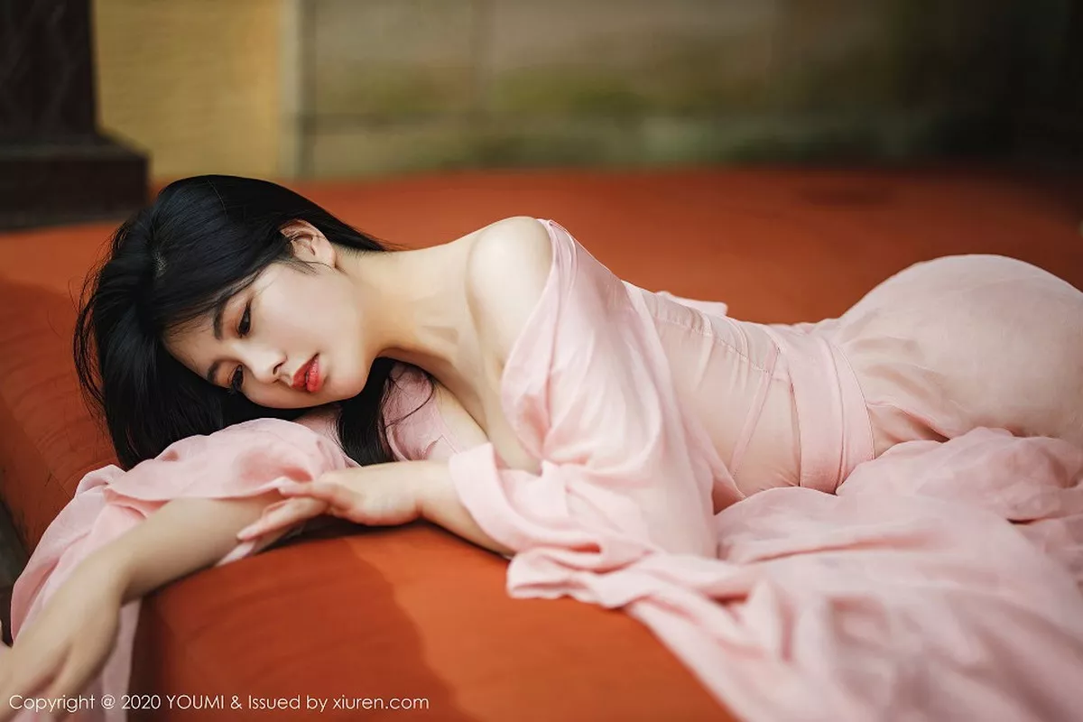 秀人集.com_[YouMi尤蜜荟]Vol.523_女神娜露Selena西双版纳旅拍轻薄粉色长裙秀傲人豪乳诱惑写真89P
