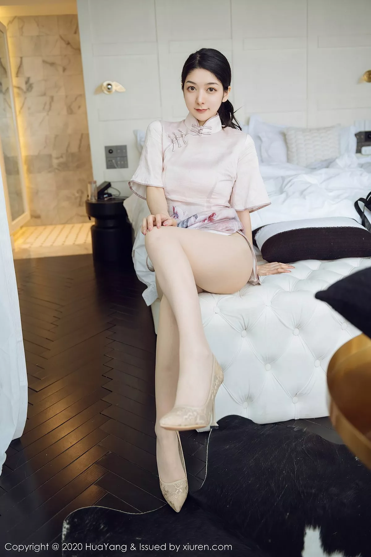 秀人集.com_[HuaYang花漾]Vol.285_女神Angela小热巴云南旅拍典雅吊裙+古韵旗袍完美诱惑写真60P