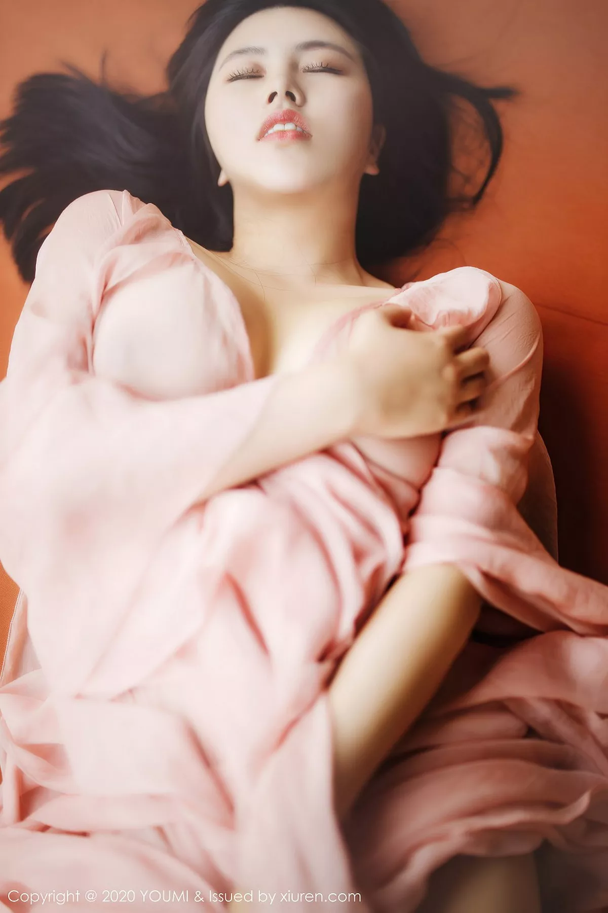 秀人集.com_[YouMi尤蜜荟]Vol.523_女神娜露Selena西双版纳旅拍轻薄粉色长裙秀傲人豪乳诱惑写真89P