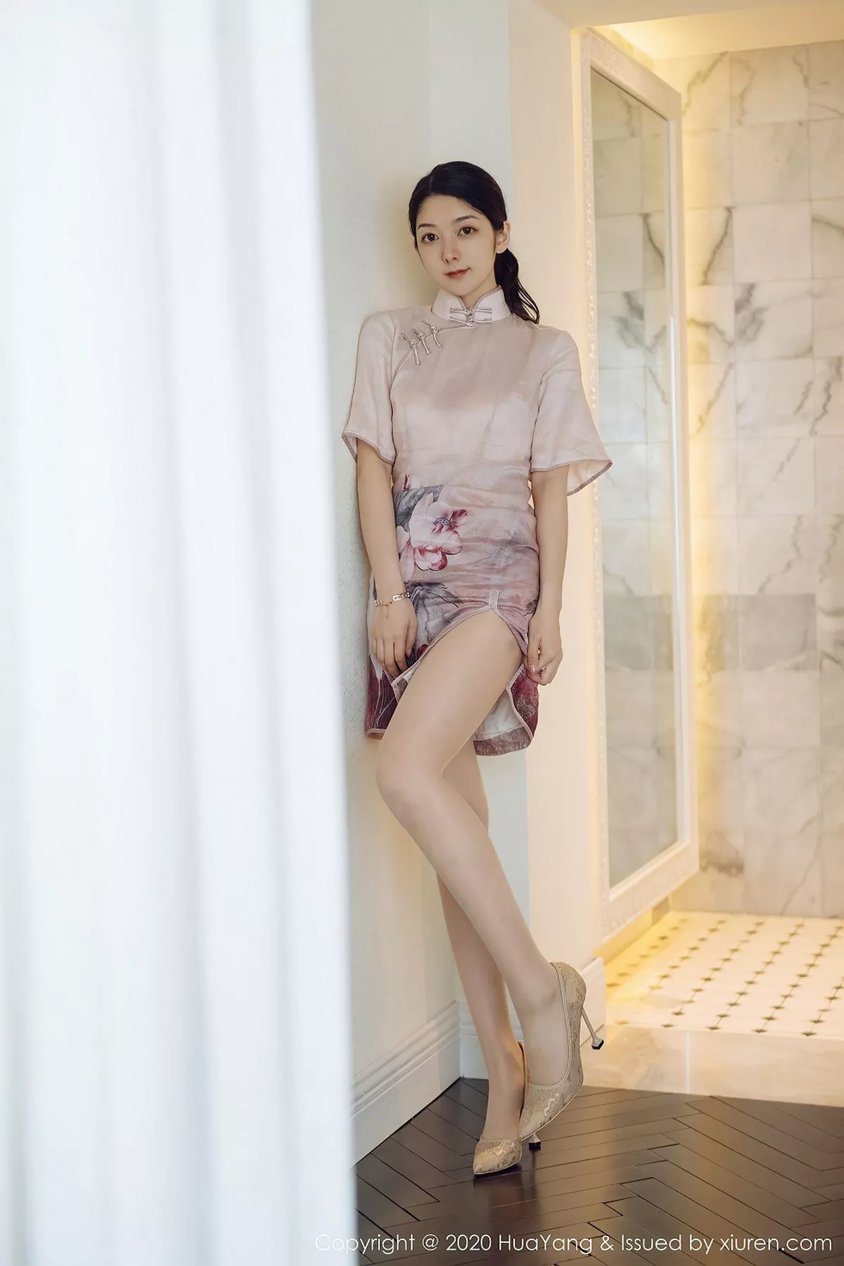 秀人集.com_[HuaYang花漾]Vol.285_女神Angela小热巴云南旅拍典雅吊裙+古韵旗袍完美诱惑写真60P