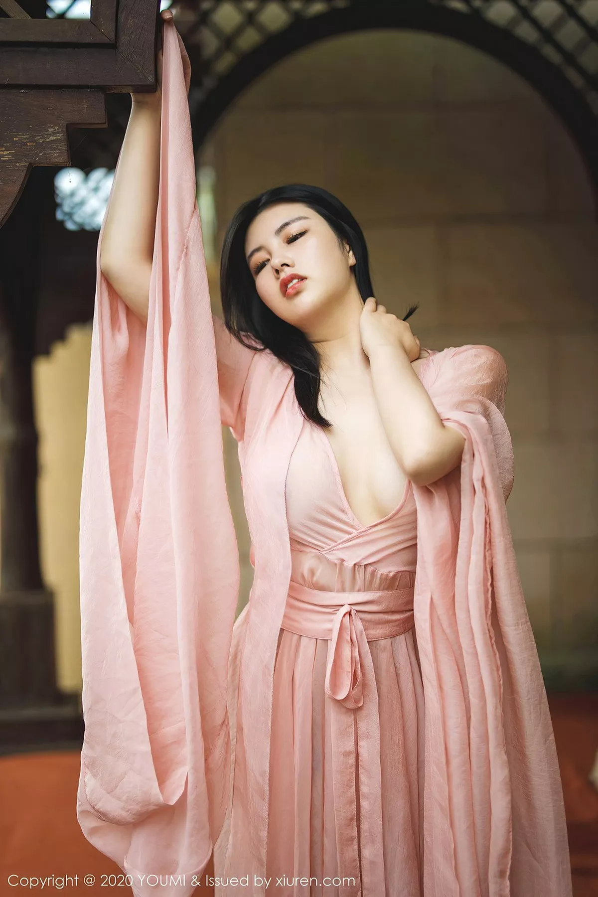秀人集.com_[YouMi尤蜜荟]Vol.523_女神娜露Selena西双版纳旅拍轻薄粉色长裙秀傲人豪乳诱惑写真89P