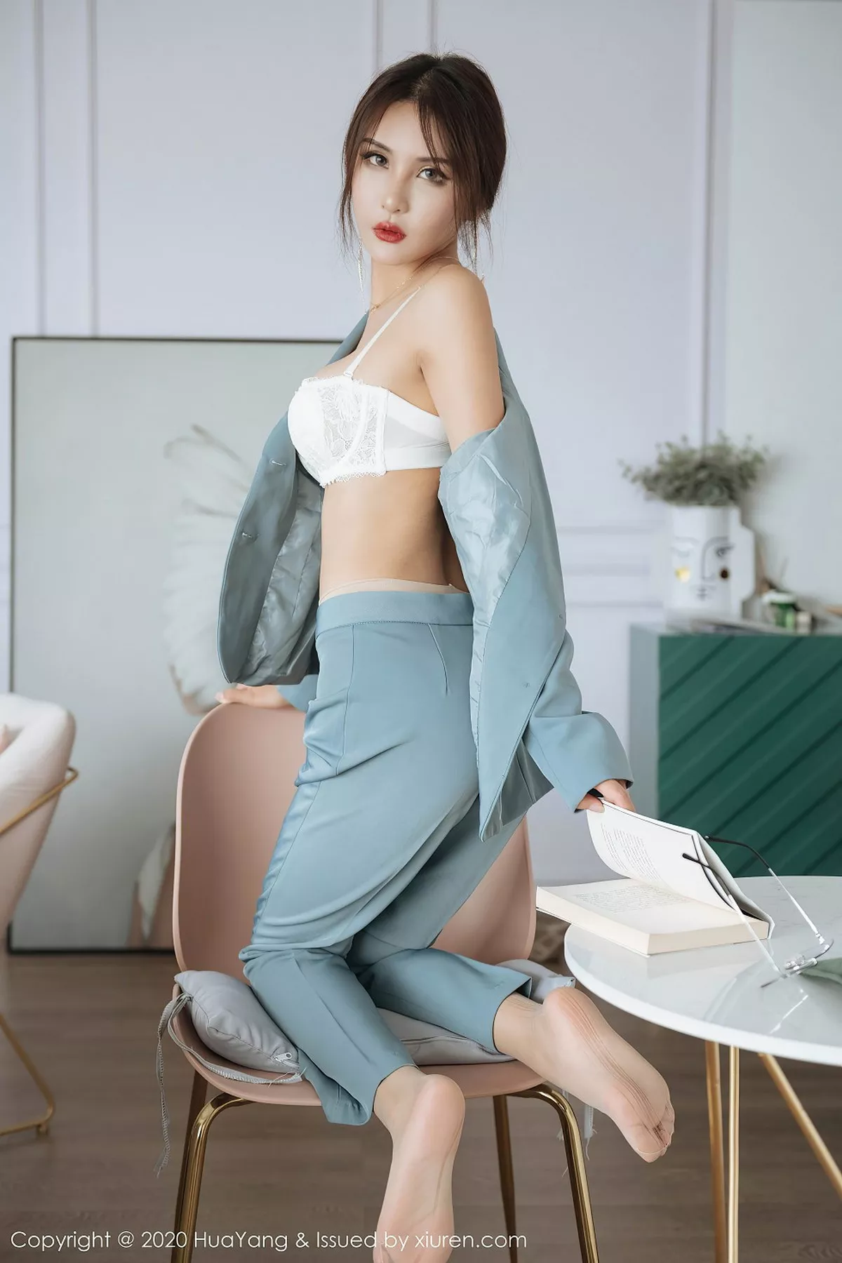 秀人集.com_[HuaYang花漾]Vol.295_嫩模Emily顾奈奈经典酷爽职场西服半脱露性感内衣诱惑写真72P