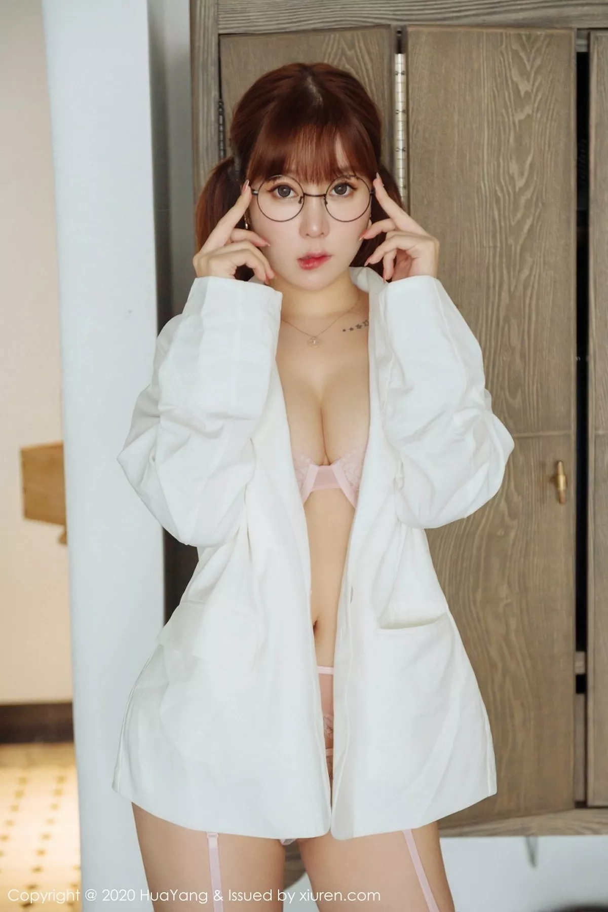 秀人集.com_[HuaYang花漾]Vol.277_女神王雨纯大理旅拍私房粉色内衣配吊带白丝袜完美诱惑写真51P