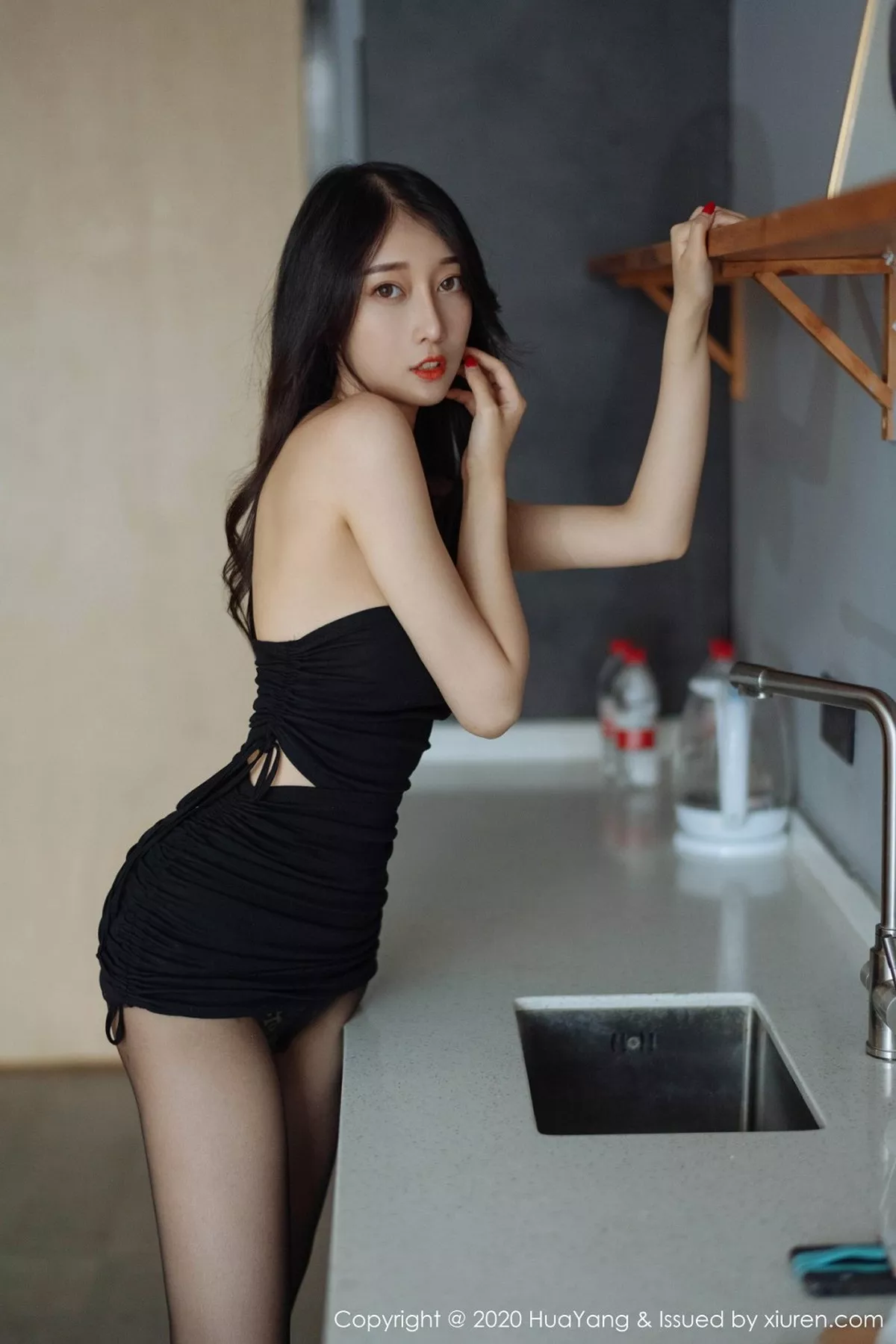 秀人集.com_[HuaYang花漾]Vol.279_模特玥儿玥er私房黑色吊裙配黑丝裤袜露豹纹内裤诱惑写真71P