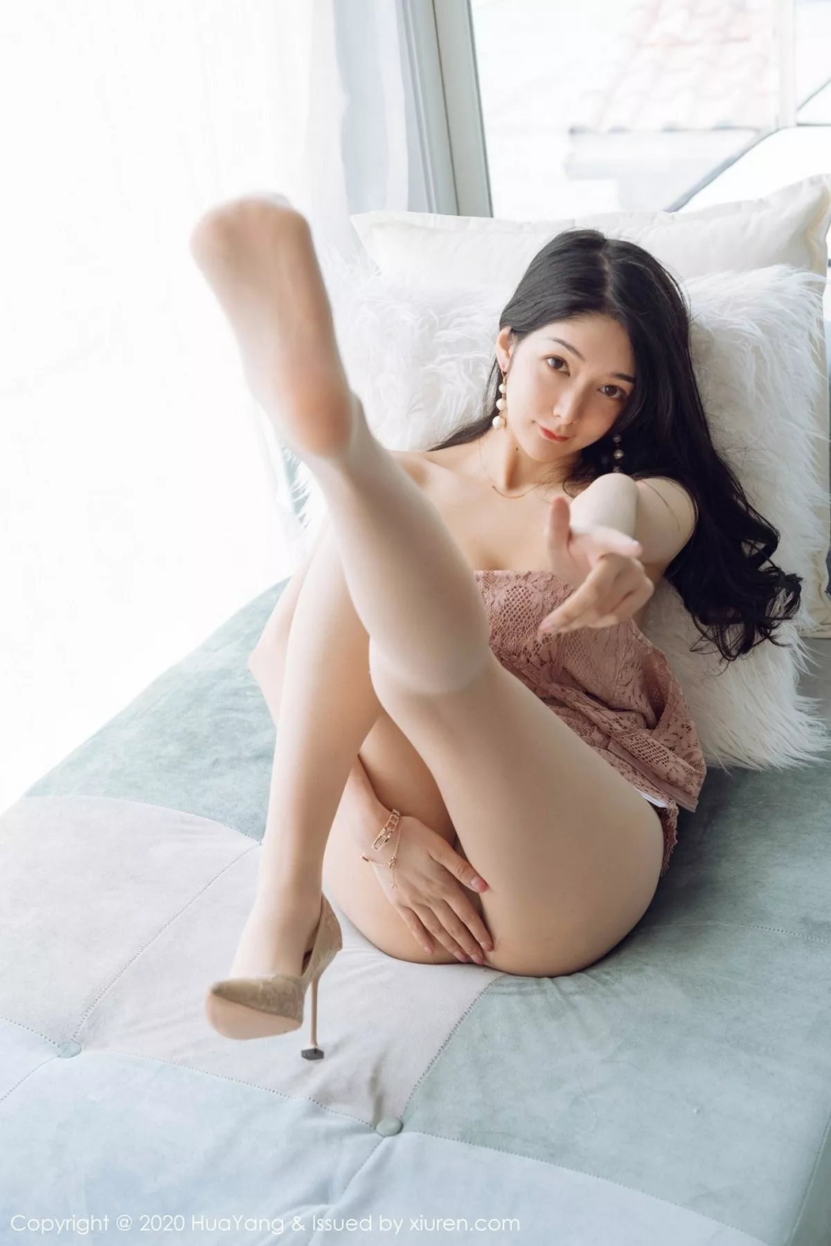 秀人集.com_[HuaYang花漾]Vol.280_女神Angela小热巴云南旅拍粉色典雅礼裙配无内肉丝裤袜诱惑写真53P