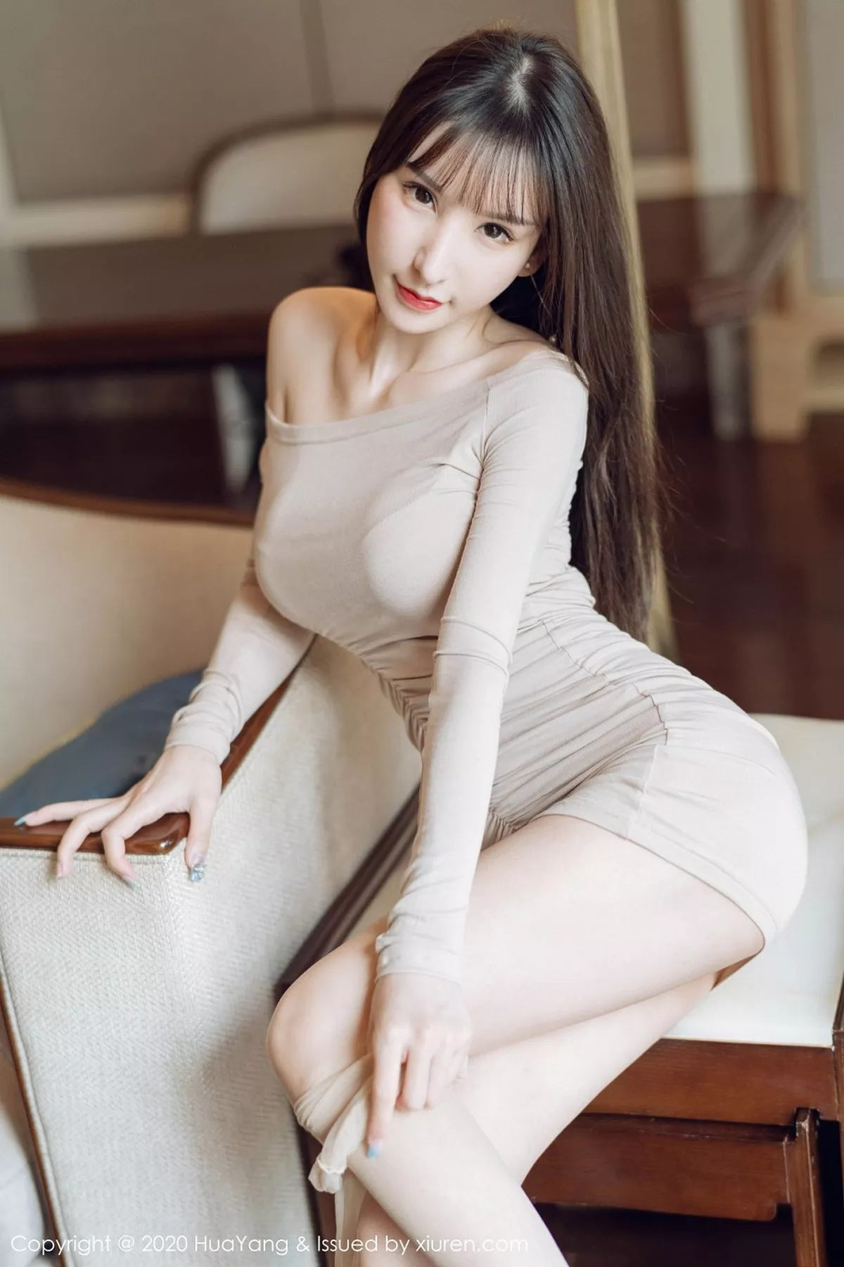 秀人集.com_[HuaYang花漾]Vol.305_女神周于希Sandy西双版纳旅拍米色连身裙秀完美身材诱惑写真72P
