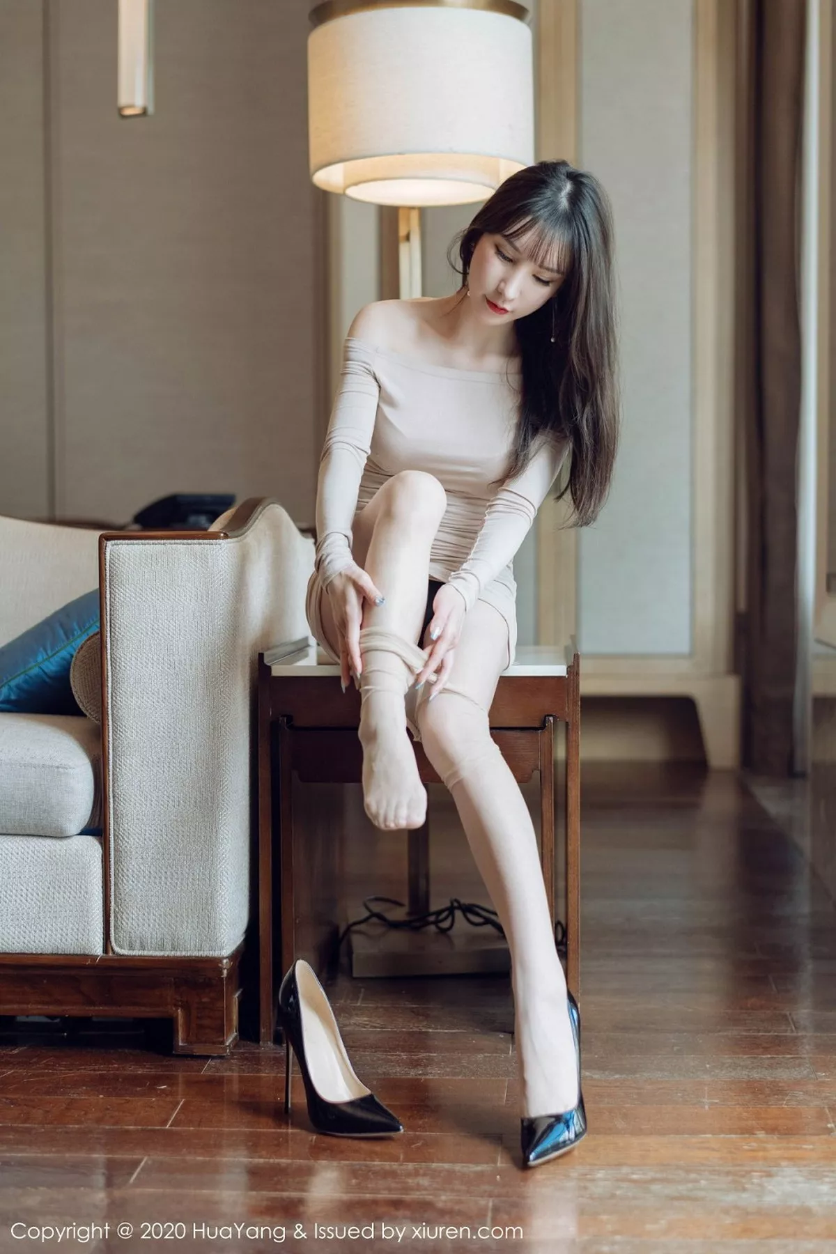 秀人集.com_[HuaYang花漾]Vol.305_女神周于希Sandy西双版纳旅拍米色连身裙秀完美身材诱惑写真72P