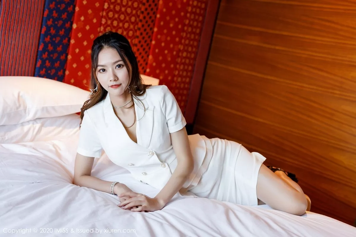 秀人集.com_[IMISS爱蜜社]Vol.512_嫩模方子萱洁白飒爽职业西服主题开档肉丝裤袜撩人诱惑写真60P