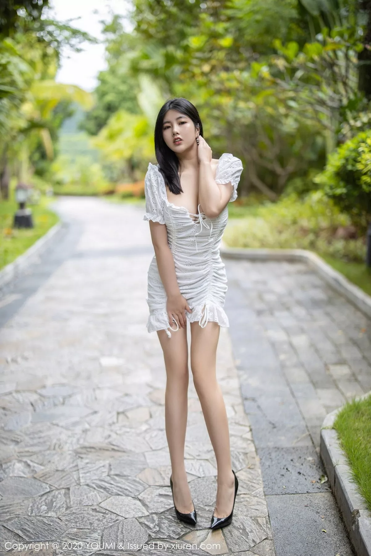 秀人集.com_[YouMi尤蜜荟]Vol.543_女神娜露Selena西双版纳旅拍淡雅礼裙半脱露豪乳翘臀诱惑写真61P