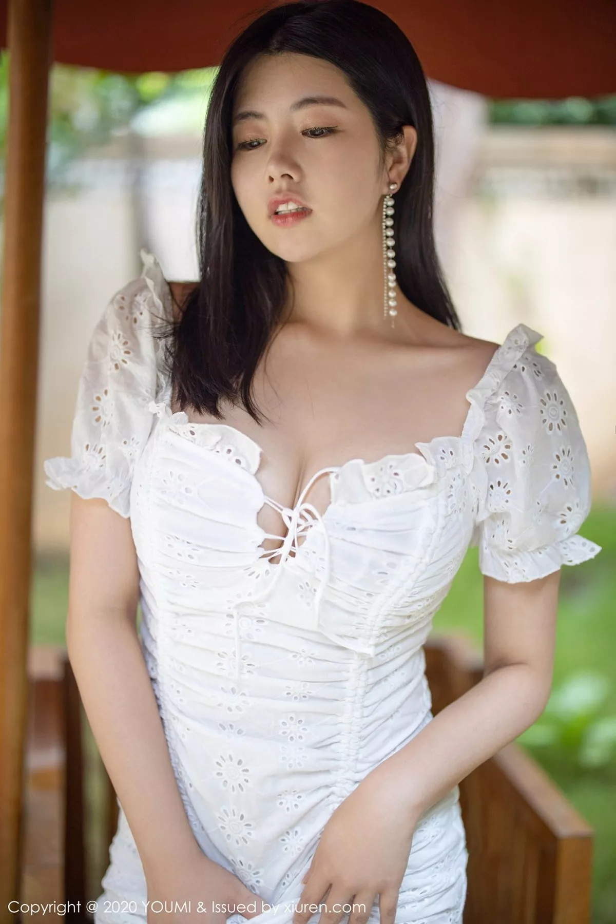 秀人集.com_[YouMi尤蜜荟]Vol.543_女神娜露Selena西双版纳旅拍淡雅礼裙半脱露豪乳翘臀诱惑写真61P