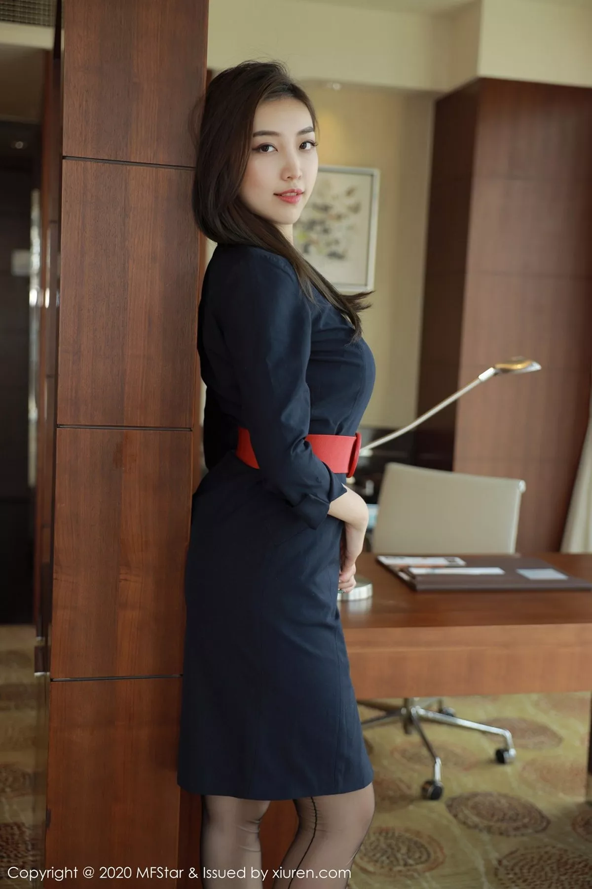 秀人集.com_[MFStar模范学院]Vol.404_嫩模郑颖姗空乘制服主题黑色蕾丝内衣配吊带黑丝诱惑写真50P