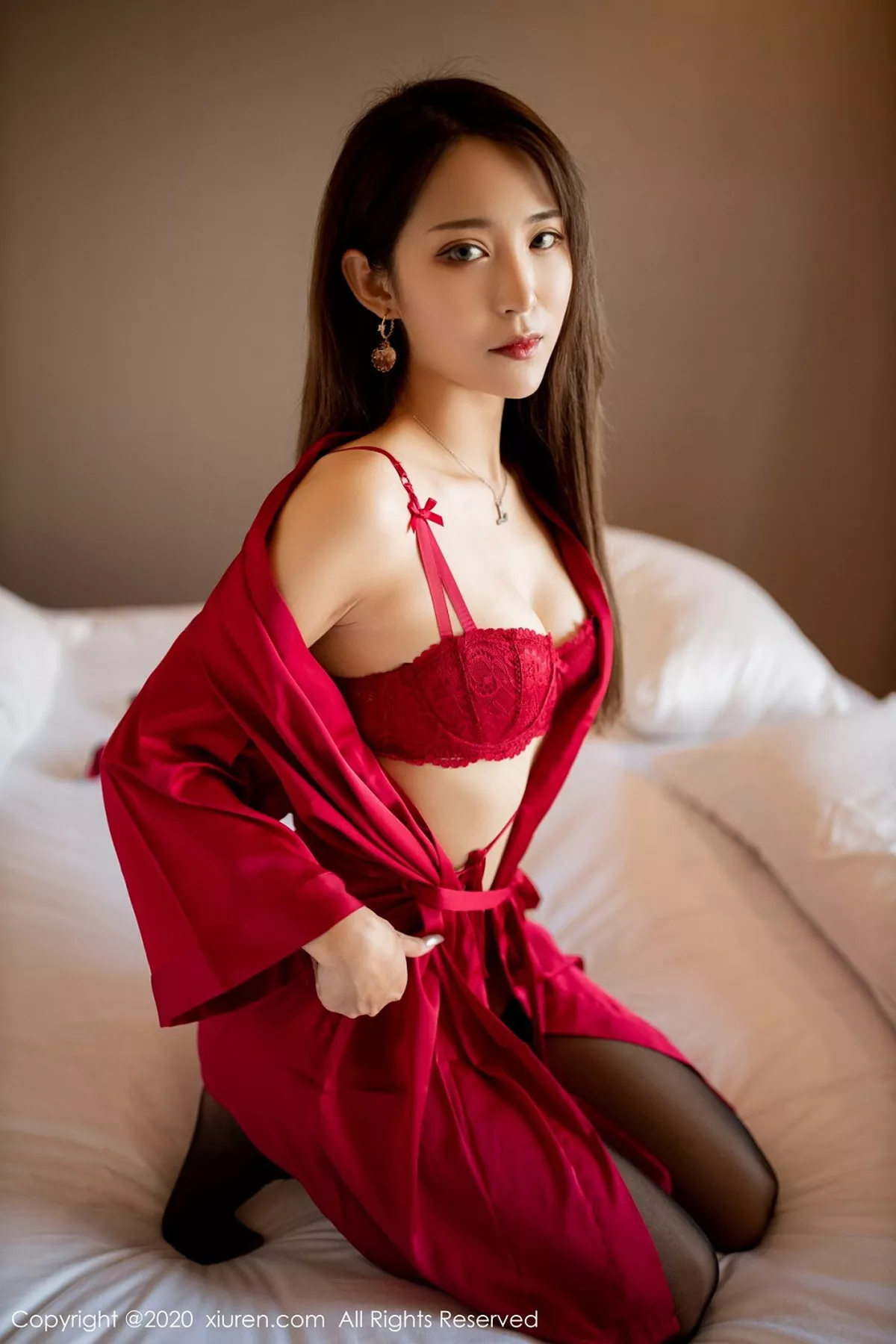 秀人集.com_[XiuRen秀人网]No.2691_模特周慕汐baby私房猩红睡衣露性感内衣配黑丝袜极致魅惑写真58P