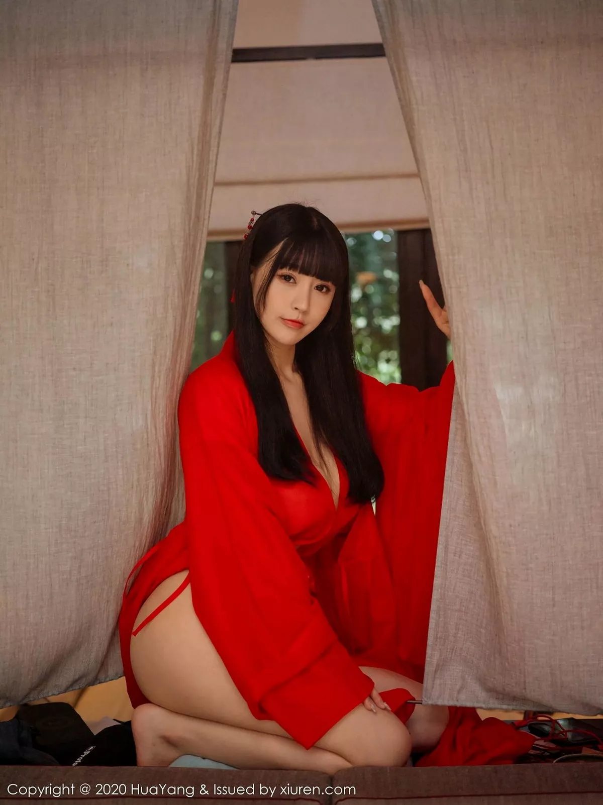 秀人集.com_[HuaYang花漾]Vol.310_女神朱可儿Flower杭州旅拍鲜红古典长裙包裹火辣胴体诱惑写真70P