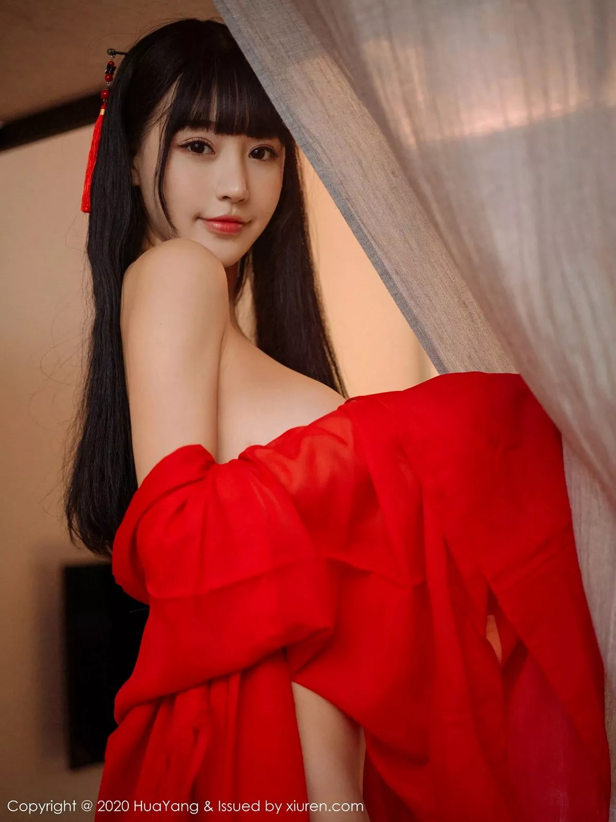秀人集.com_[HuaYang花漾]Vol.310_女神朱可儿Flower杭州旅拍鲜红古典长裙包裹火辣胴体诱惑写真70P