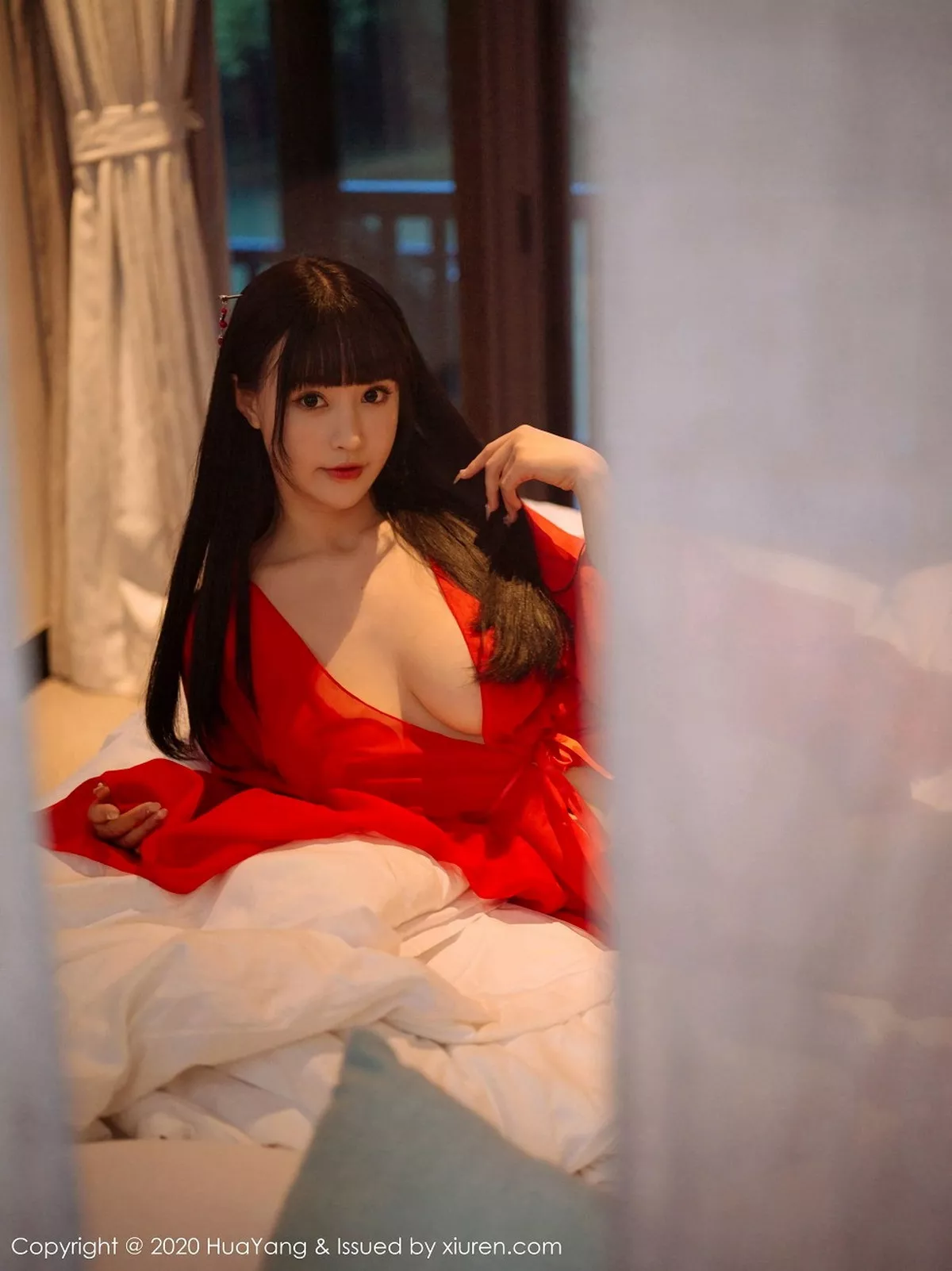 秀人集.com_[HuaYang花漾]Vol.310_女神朱可儿Flower杭州旅拍鲜红古典长裙包裹火辣胴体诱惑写真70P