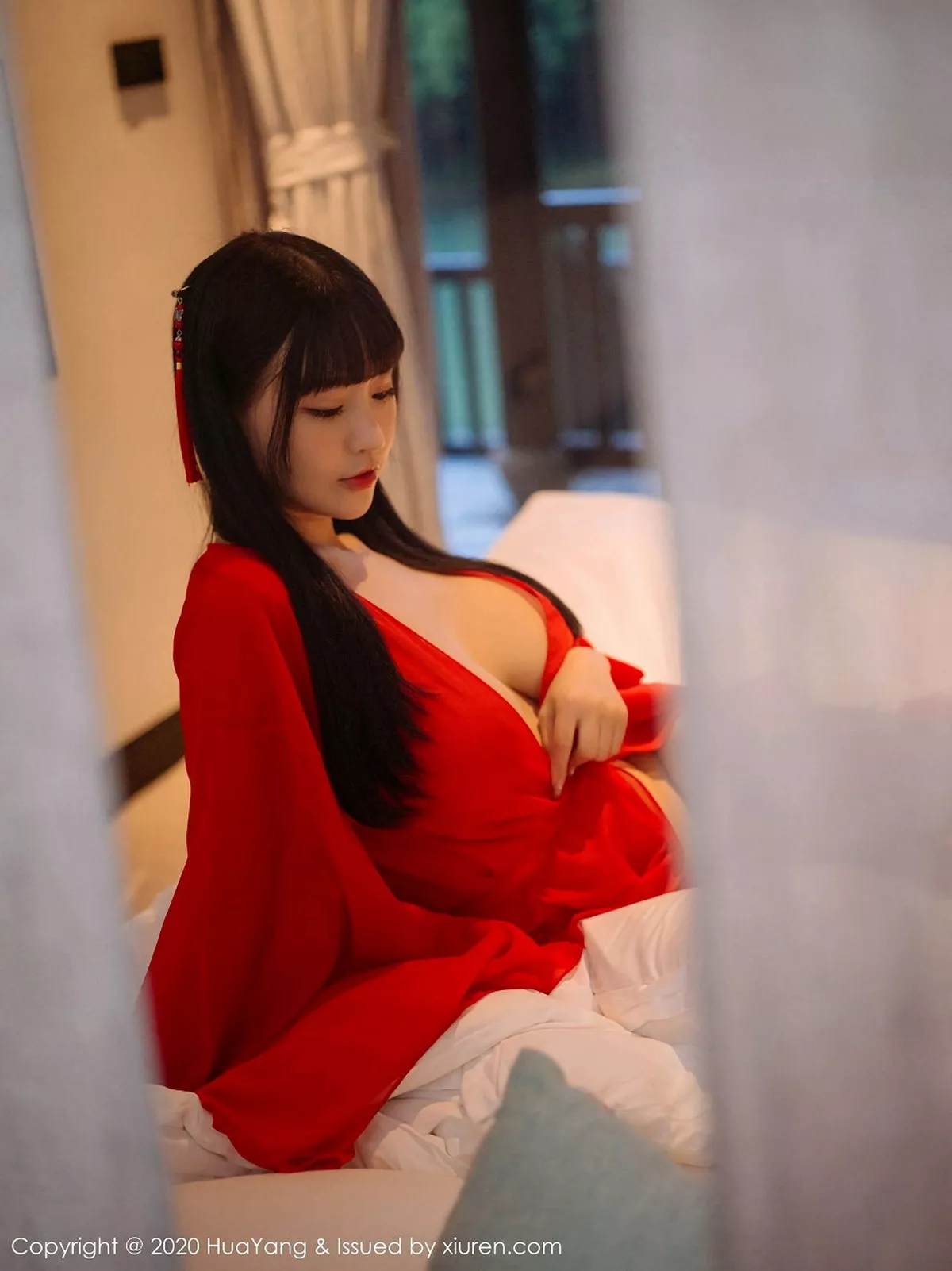 秀人集.com_[HuaYang花漾]Vol.310_女神朱可儿Flower杭州旅拍鲜红古典长裙包裹火辣胴体诱惑写真70P