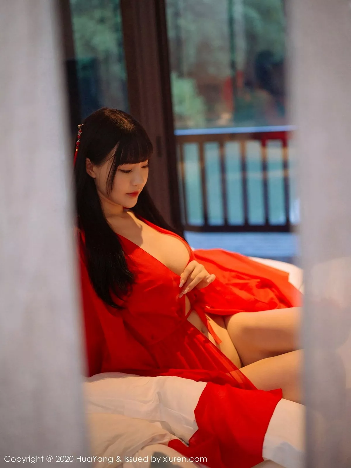 秀人集.com_[HuaYang花漾]Vol.310_女神朱可儿Flower杭州旅拍鲜红古典长裙包裹火辣胴体诱惑写真70P