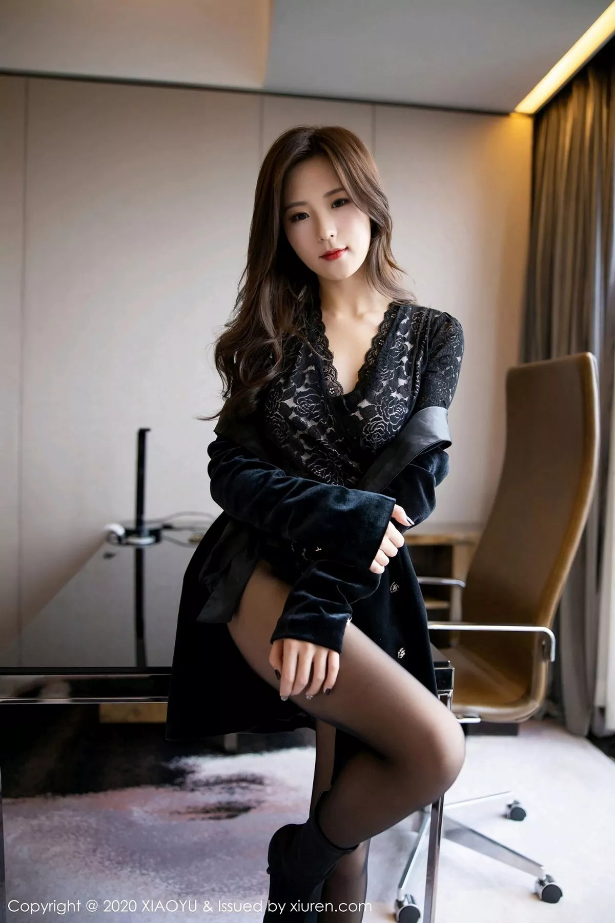 秀人集.com_[XiaoYu画语界]Vol.400_嫩模杨紫嫣Cynthia私房床上超薄黑丝裤袜秀翘臀极致诱惑写真83P