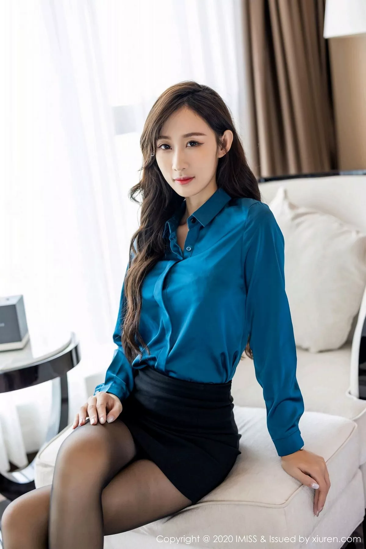 秀人集.com_[IMISS爱蜜社]Vol.520_嫩模萌白酱职场秘书OL制服主题沙发上半脱露内衣性感写真50P