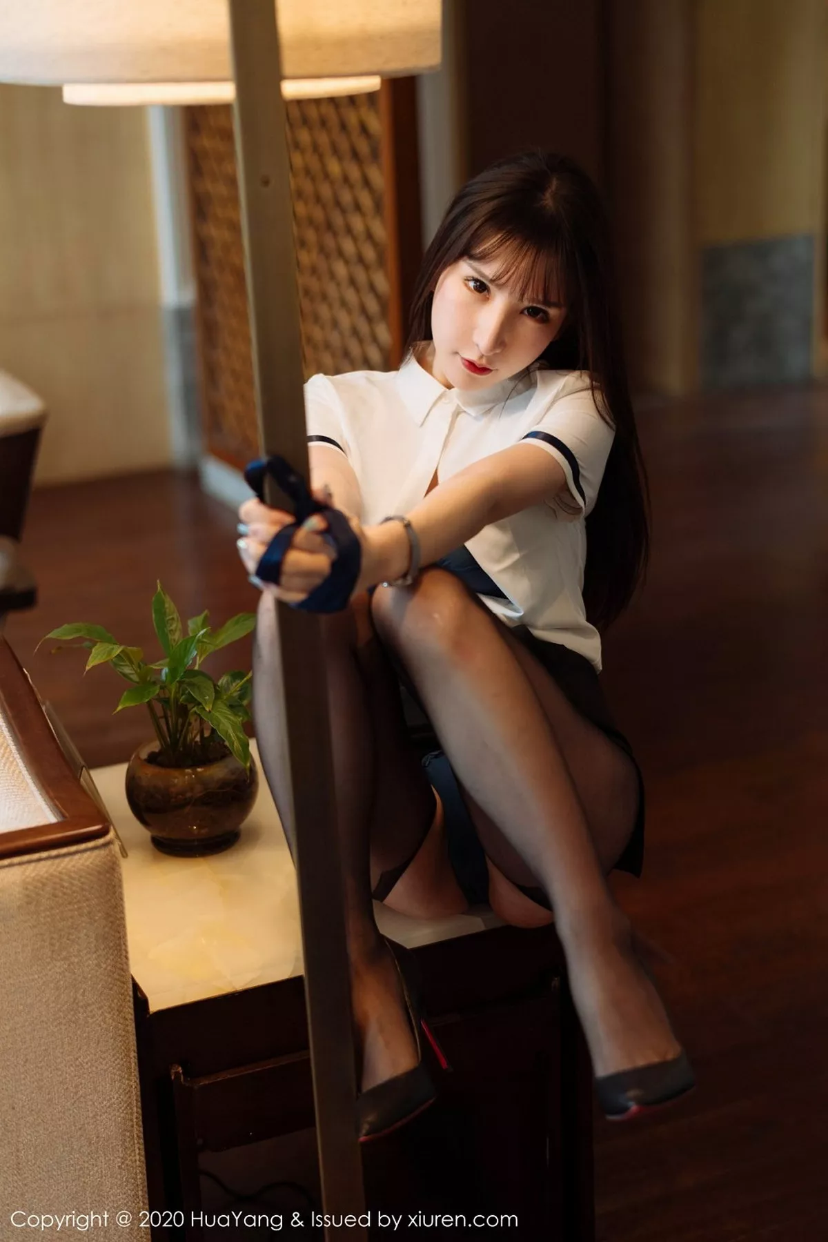 秀人集.com_[HuaYang花漾]Vol.312_女神周于希Sandy西双版纳旅拍黑短裙配开档黑丝裤袜诱惑写真63P