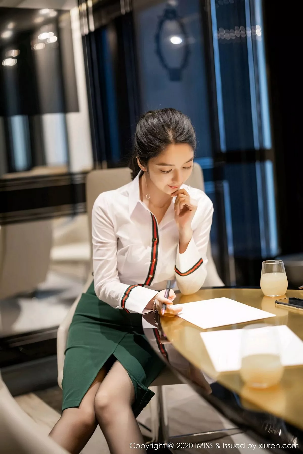 秀人集.com_[IMISS爱蜜社]Vol.521_女神Angela小热巴都市风格职业OL主题半脱内衣露豪乳诱惑写真54P