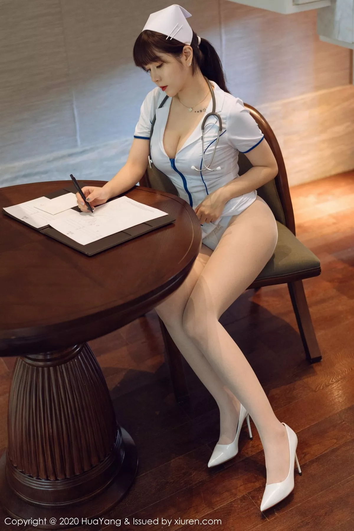 秀人集.com_[HuaYang花漾]Vol.330_女神王雨纯西双版纳旅拍性感护士装配开档肉丝裤袜撩人诱惑写真102P