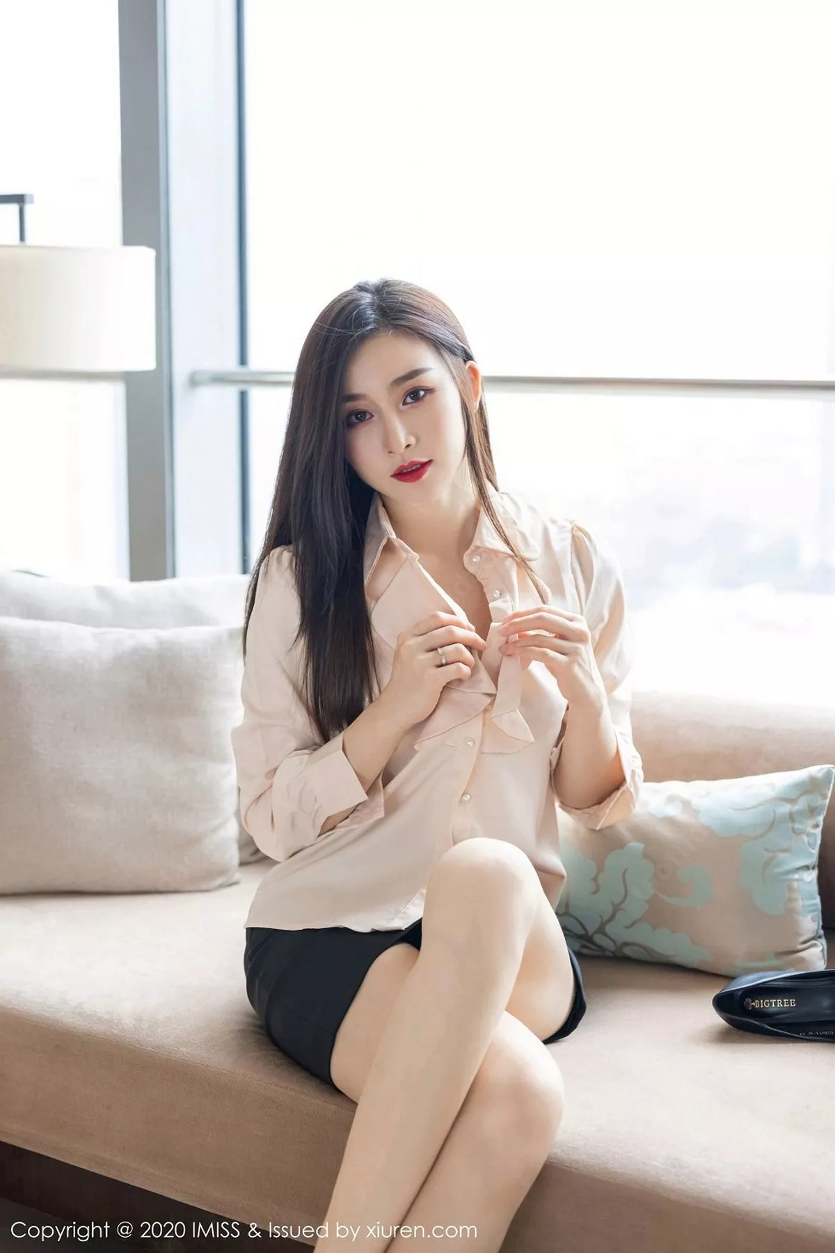 秀人集.com_[IMISS爱蜜社]Vol.528_气质美女Vanessa经典职场制服主题沙发上性感内衣完美诱惑写真71P