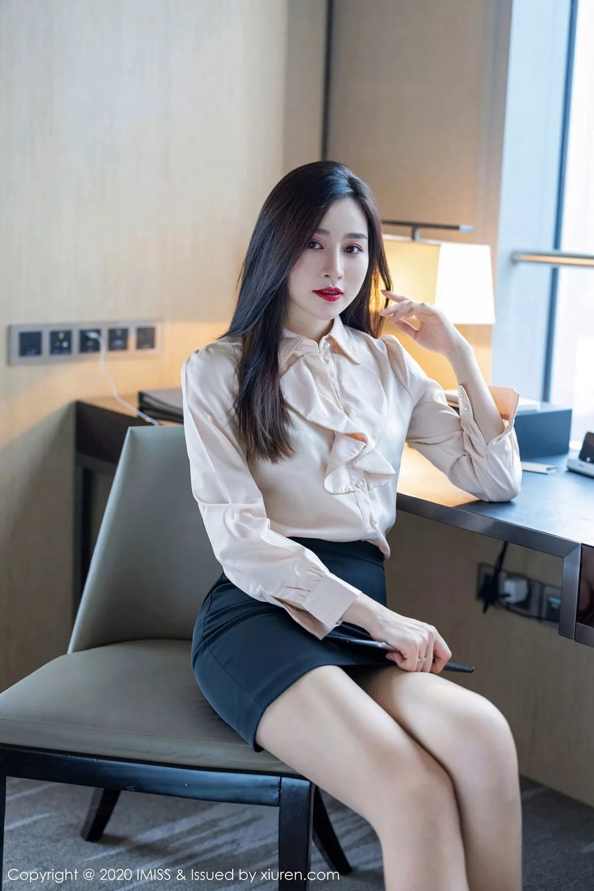 秀人集.com_[IMISS爱蜜社]Vol.528_气质美女Vanessa经典职场制服主题沙发上性感内衣完美诱惑写真71P