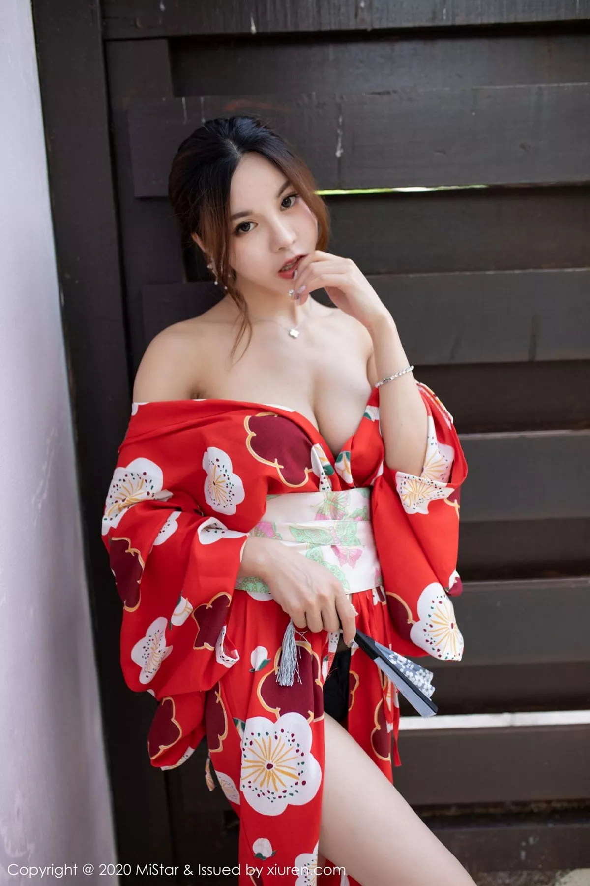 秀人集.com_[MiStar魅妍社]Vol.326_嫩模沈佳熹私房鲜艳红色和服半露酥胸白嫩美腿诱惑写真45P